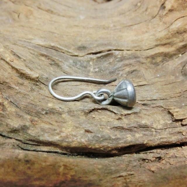 ピアス シルバーピアス カレン族 カレンシルバー チャーム 刻印 魔除け 