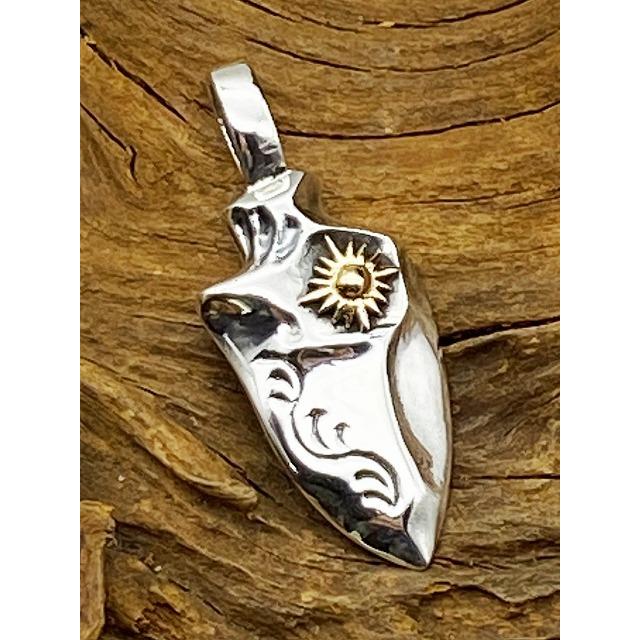 送料無料!! シルバーアクセサリー ペンダントトップ ソード 剣 唐草  