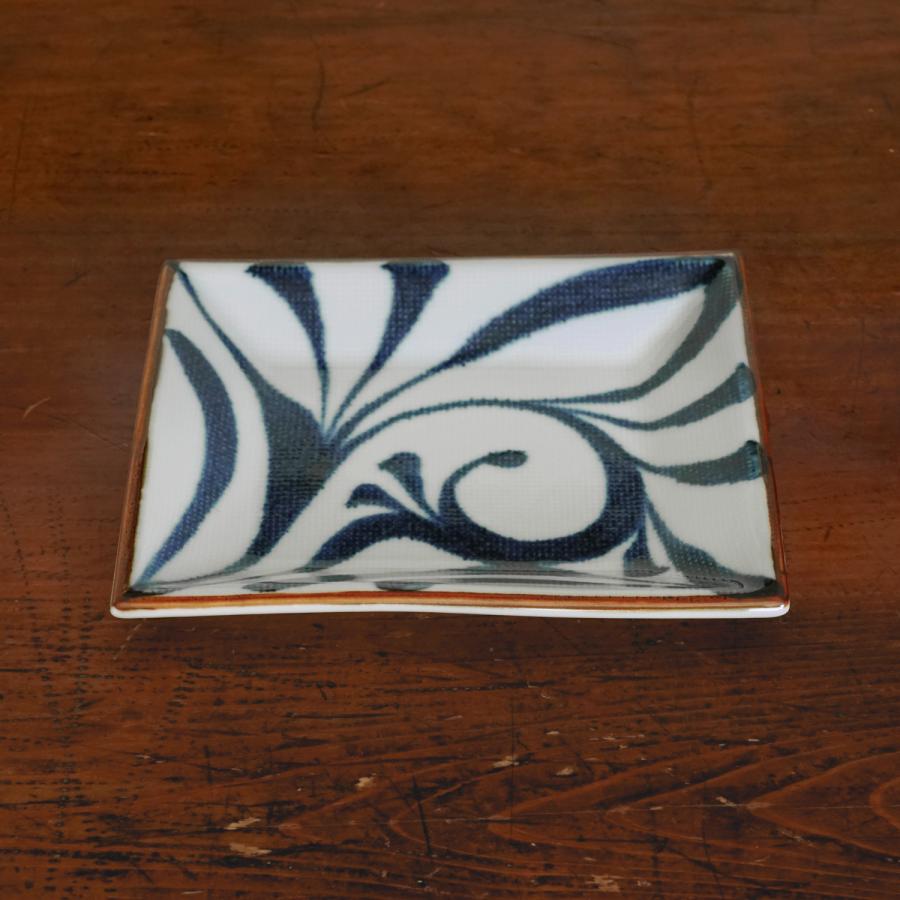 砥部焼 5.2寸長角布目皿 一つ唐草 口紅入り 梅山窯 愛媛県 伝統工芸品 民藝品 食器 キッチン ギフト プレゼント 誕生日 お祝い 贈答品 成人祝い |  | 01