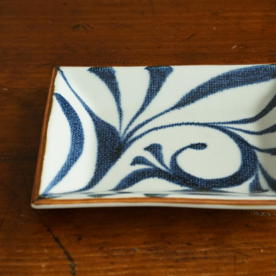 砥部焼 5.2寸長角布目皿 一つ唐草 口紅入り 梅山窯 愛媛県 伝統工芸品 民藝品 食器 キッチン ギフト プレゼント 誕生日 お祝い 贈答品 成人祝い |  | 03