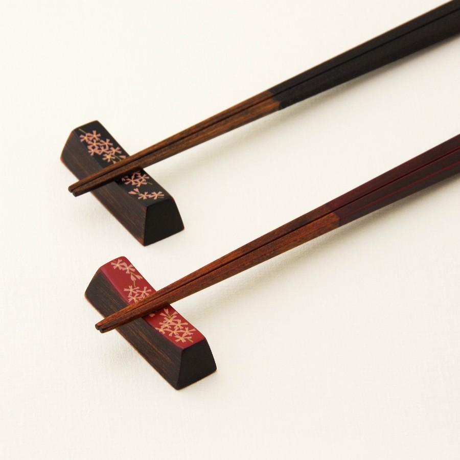 香川漆器 箸置き（桜） 朱/黒  中田漆木 伝統工芸品 民藝品 食器 キッチン雑貨 ギフト プレゼント 誕生日 お祝い 贈答品 敬老の日 |  | 01