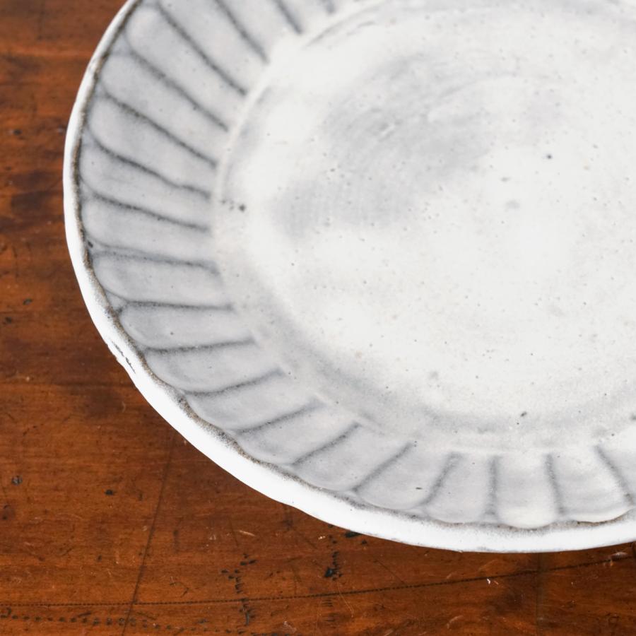 俊彦窯 縁鎬手七寸丸皿 糠釉 丹波焼 兵庫県 清水俊彦 伝統工芸品 民藝品 食器 キッチン雑貨 ギフト プレゼント 誕生日 お祝い 贈答品 成人祝い |  | 02