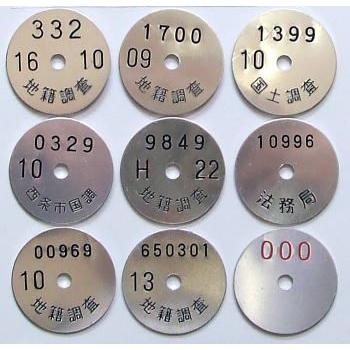 1000枚セット) アルミナンバープレート 径28mm×厚み0.4mm プラスチック