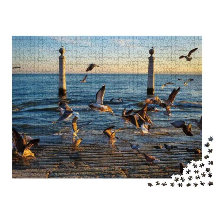 Lisbon Landmark Columns Dock with Many Seagulls at Sunset... Jigsaw Puzzle｜tactshop｜02