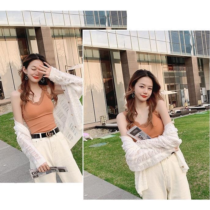 キャミソールの女性 