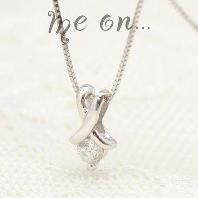 18金（18K）ホワイトゴールド1粒のダイヤがセットされた大人のエレガント＆フォーマルデザイン・シンプルダイヤモンドクロスネックレス