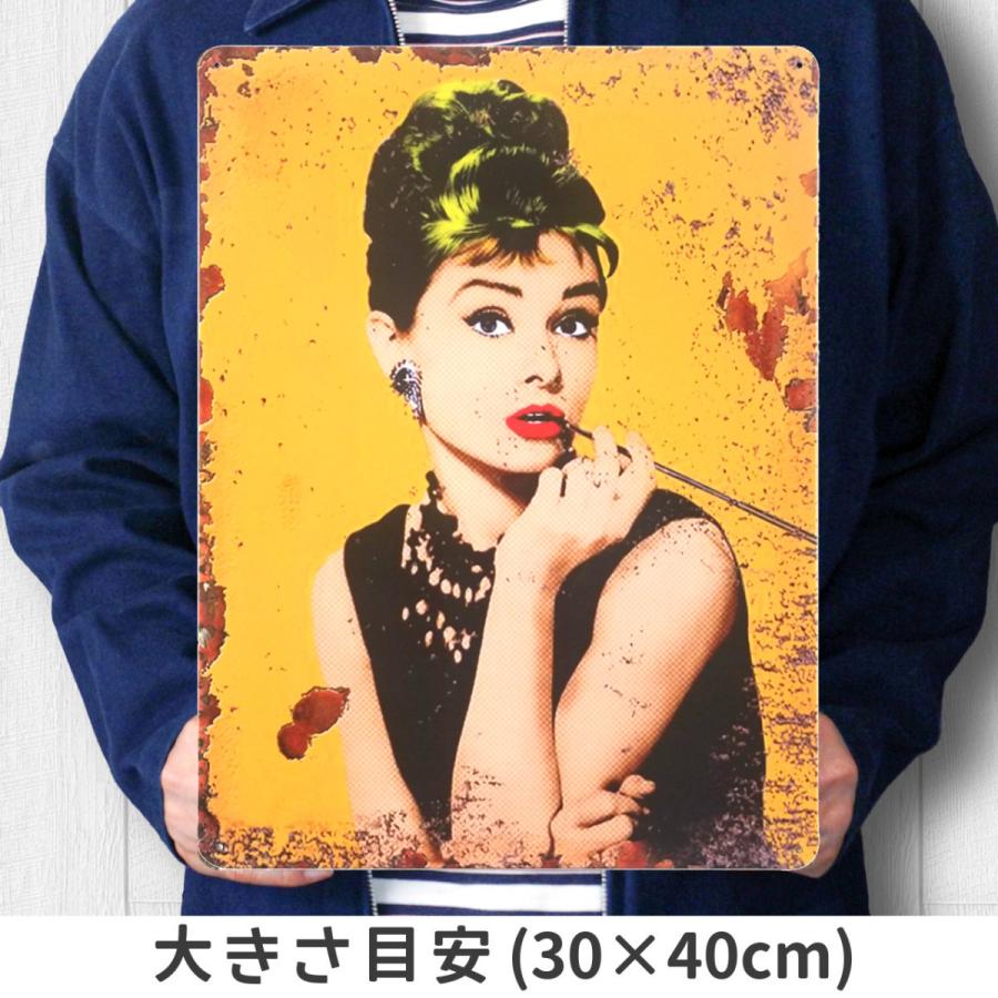 かわいい アートパネル オードリーヘップバーン ブリキ看板40k Kiy インテリア雑貨 映画ポスター オードリーヘプバーン 女優 タバコ カフェ風 絵画 おしゃれ 黄色 Spurs Sc