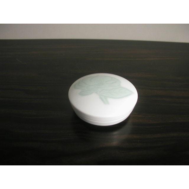 白磁緑釉椿彫文香合