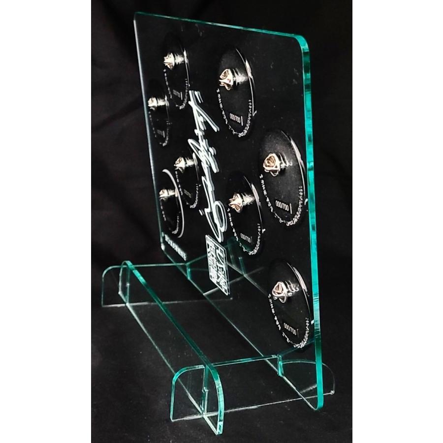 サイン彫刻入りピンバッジディスプレイ 8個用ガラス調アクリル仕様
