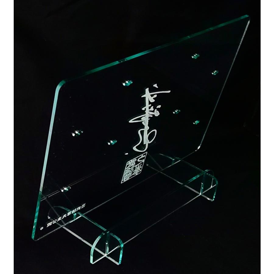 サイン彫刻入りピンバッジディスプレイ 8個用ガラス調アクリル仕様