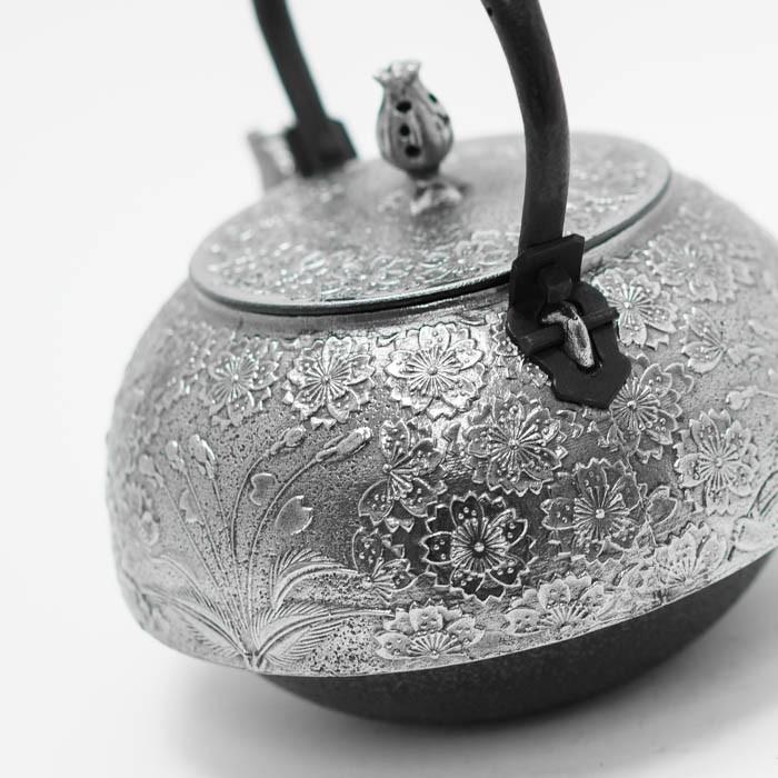 南部鉄器 鉄瓶 送料無料 ”砂鉄 鉄瓶千鳥桜 1.8L 桐箱付 南部鉄器 鉄瓶 送料無料 ”砂鉄 鉄瓶千鳥桜 1.8L 桐箱付
