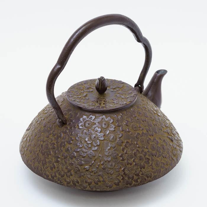 南部鉄器 鉄瓶 送料無料 伝統工芸士 佐藤勝久”東屋 桜 桐箱付 南部鉄器 鉄瓶 送料無料 伝統工芸士 佐藤勝久”東屋 桜 桐箱付