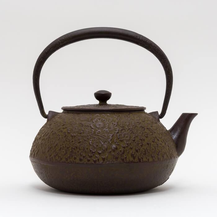 南部鉄器 鉄瓶 送料無料 伝統工芸士 佐藤勝久”平丸型 桜肌 1.2L 南部鉄器 鉄瓶 送料無料 伝統工芸士 佐藤勝久”平丸型 桜肌 1.2L