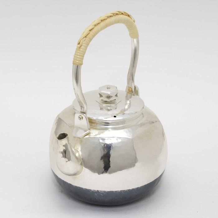 送料無料】銀瓶 茶道具 【秀峰堂作 六角肩衝 銀瓶 0.9L 5合 送料無料】銀瓶 茶道具 【秀峰堂作 六角肩衝 銀瓶 0.9L 5合