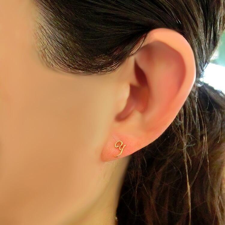 イニシャル ピアス 10金 アルファベット おしゃれ 小さめ イエロー
