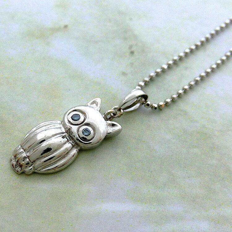 赤いフクロウモチーフペンダント18金ホワイトゴールド