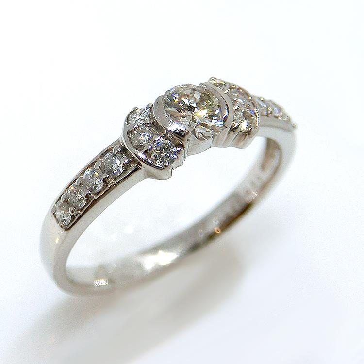 プラチナ ダイヤモンド エンゲージリング 婚約指輪 PT リボン モチーフ