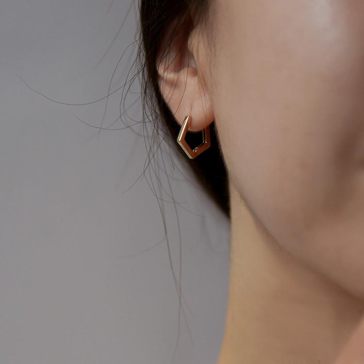 三角形デザインの金色メッキピアス CONTRASTING LINKS PIERCED EARRINGS(1ZP0946)K18 ピアス