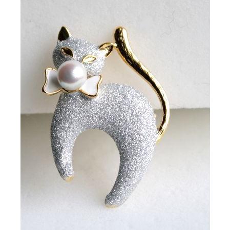 銀猫 ネコ パールブローチ 伊勢志摩産 アコヤ本真珠 ギフト