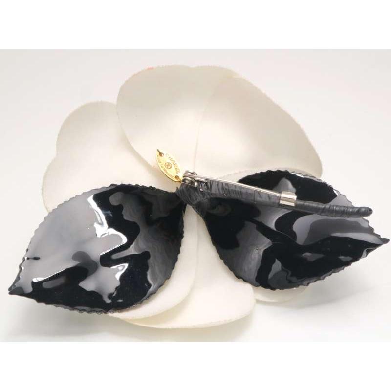 シャネルコサージュカメリア レザーブローチプラチナ色フリンジ黒