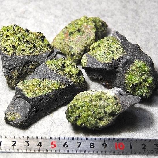 ペリドット アリゾナ産 母岩付き原石 約550g詰め合わせ、2-6個