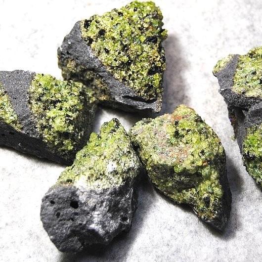 ペリドット アリゾナ産 母岩付き原石 約550g詰め合わせ、2-6個入り