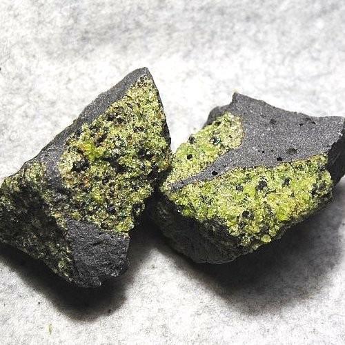 ペリドット アリゾナ産 母岩付き原石 約550g詰め合わせ、2-6個入り