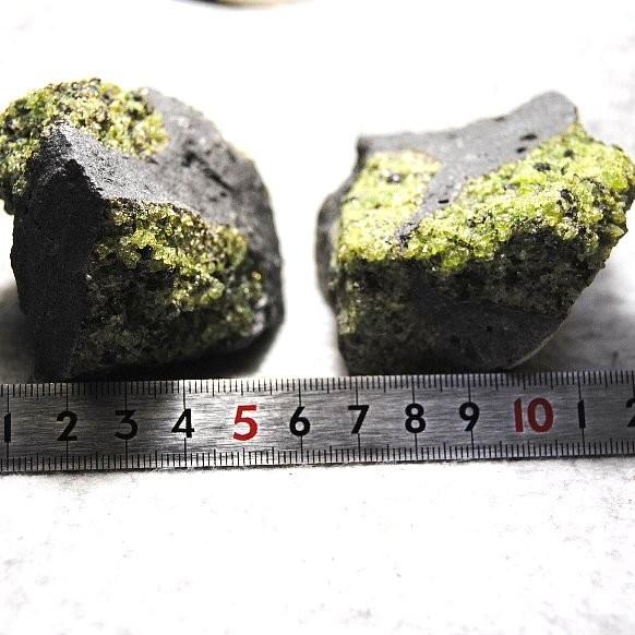 ペリドット アリゾナ産 母岩付き原石 約550g詰め合わせ、2-6個入り