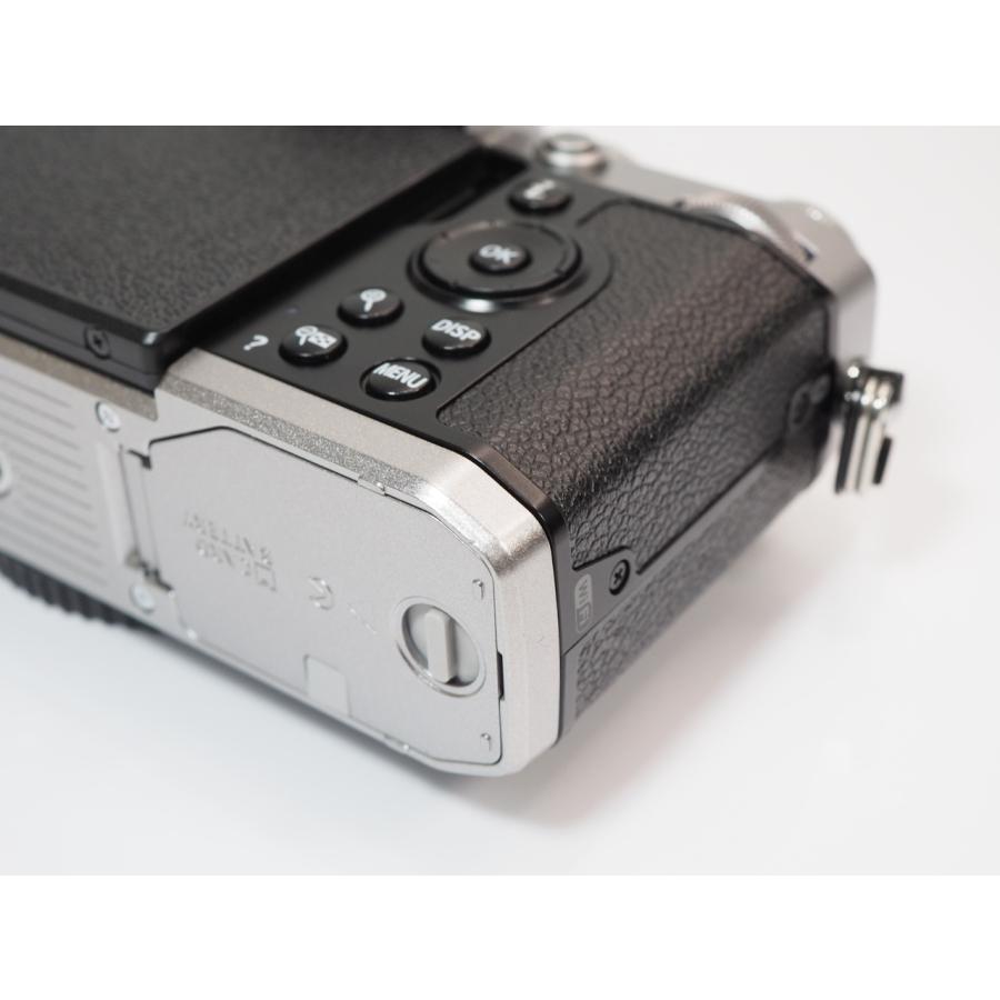 【 極美品 253ショット 】Nikon Z fc シルバー ニコン ミラーレスカメラ [管NI7666の画像