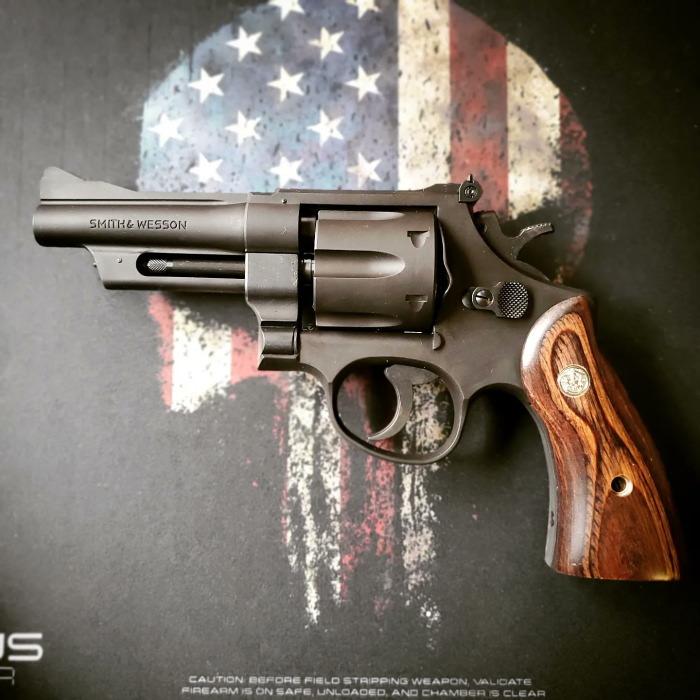 ☆アルタモント S&W Nフレーム スクエアバット用 木製グリップ ☆アルタモント S&W Nフレーム スクエアバット用 木製グリップ