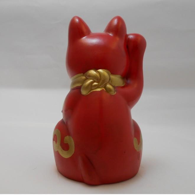 招き猫・古色吉祥維新猫 ・小サイズ赤色・瀬戸焼 : 駄菓子とおもちゃの