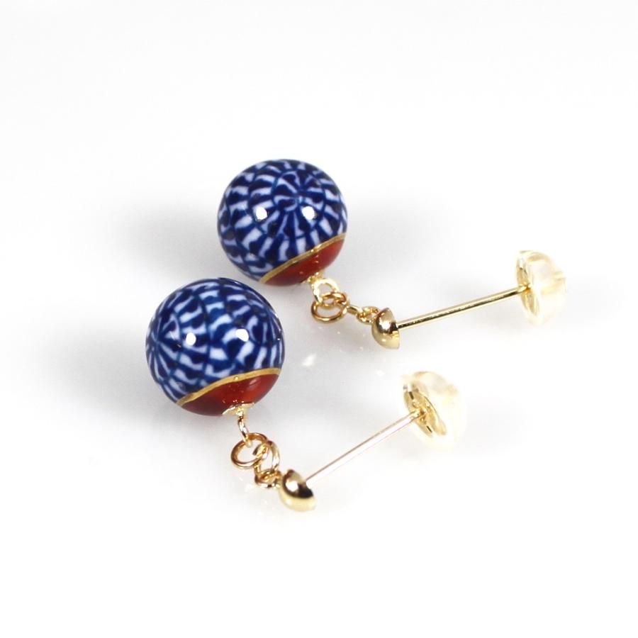 有田焼伊万里焼で知られる陶芸磁器ピアス。染錦タコ唐草紋様。K18金具