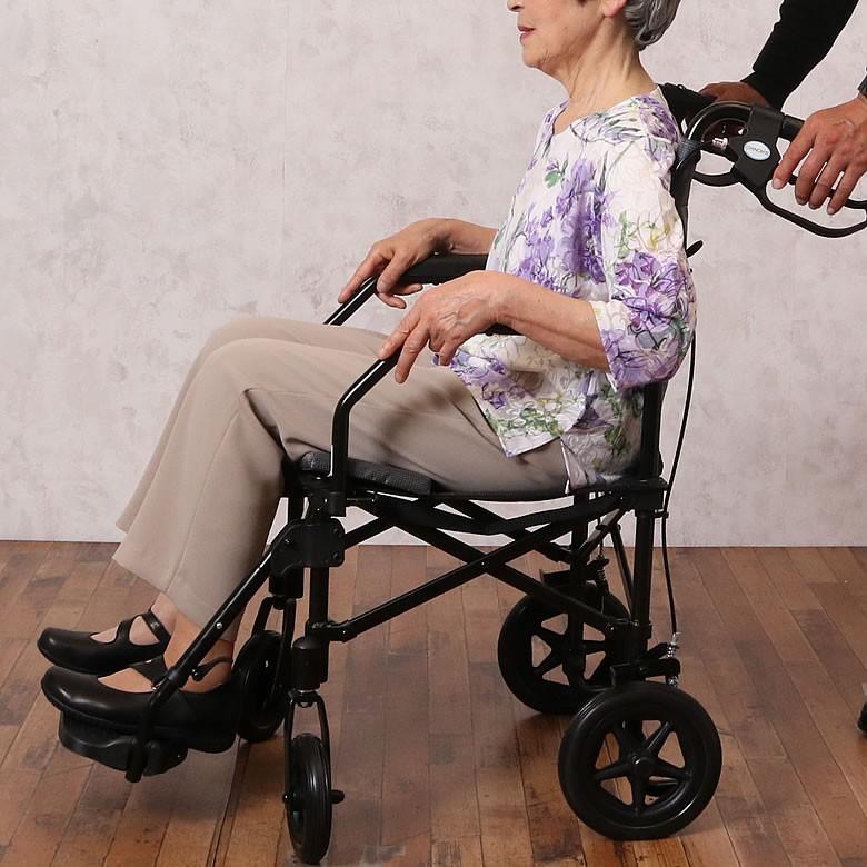 車椅子 軽量 コンパクト アルミ超軽量 ノーパンク 折り畳み 折りたたみ介助式 カルらくバギー2 ( 介護用 介助用 車いす 外出用 ) 高齢者 老人 お年寄り｜tc-mart｜08