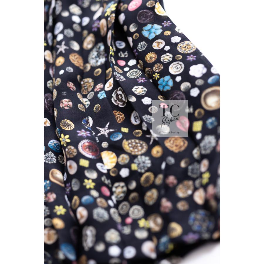 CHANELシャネル　長袖ワンピースシルク素材　36サイズ　ロゴハンガーカバー付 CHANEL シャネル ワンピース シルク CC ボタン シリーズ 柄