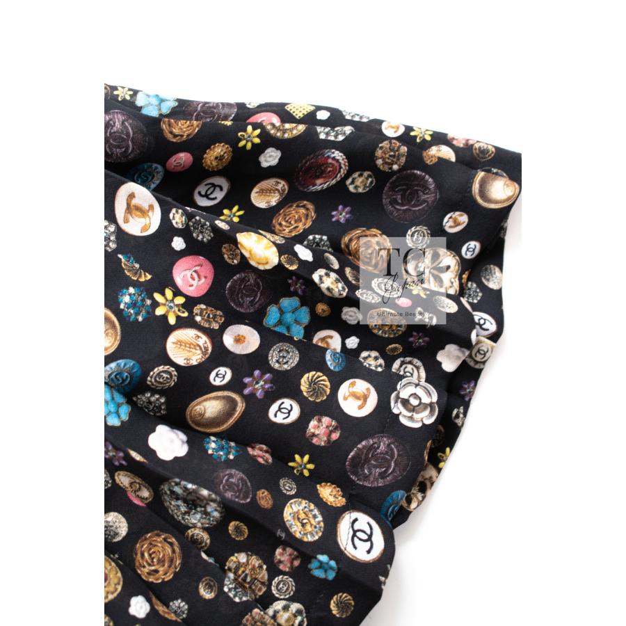 CHANELシャネル　長袖ワンピースシルク素材　36サイズ　ロゴハンガーカバー付 CHANEL シャネル ワンピース シルク CC ボタン シリーズ 柄