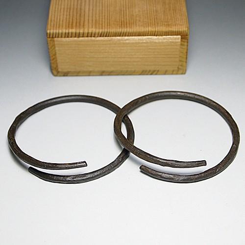 （茶道具/炭道具）　石目釜環（かまかん）　耕斎作　木箱入り　鉄製｜teakomaya