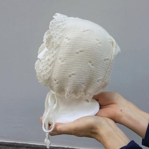手編みのベビーボンネット・9