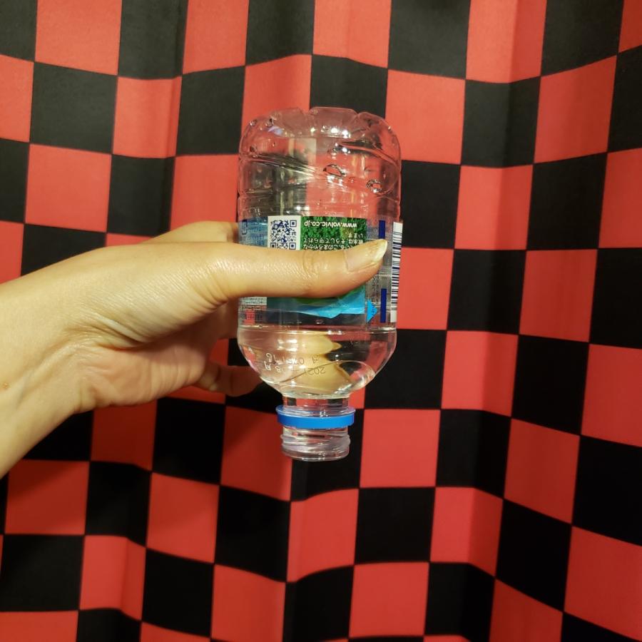 手品屋 こぼれないペットボトルの水＜蓋をしていないペットボトルを逆さまにしても中の水がこぼれないマジック！＞簡単☆解説DVD付き : 手品屋 - 通販  - Yahoo!ショッピング
