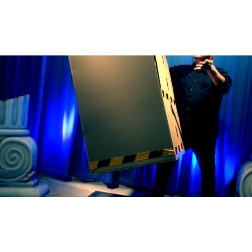 お買い得！ 【取寄せ品】　フライングボックス　3.0＜ダンボール箱が勝手に動いて浮く！最後は中から美女が出現！イリュージョンマジック＞安心の国産 【AAA1756835262】(63750円)