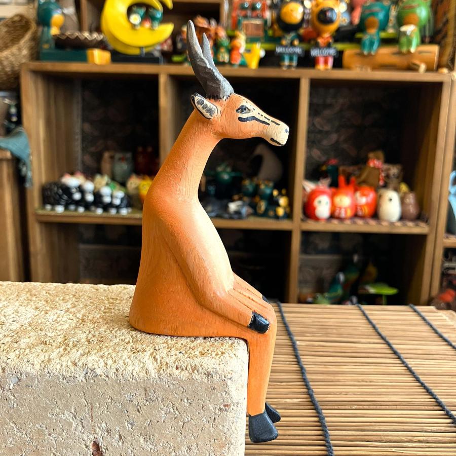ガゼル 腰掛 オブジェ 木彫り ケニア製 アニマル 置物 インテリア アフリカ 座りオブジェ |  | 03