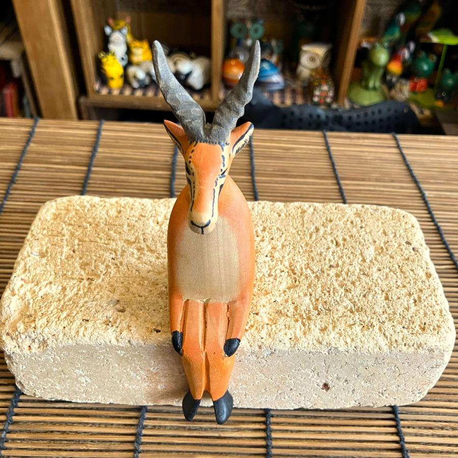 ガゼル 腰掛 オブジェ 木彫り ケニア製 アニマル 置物 インテリア アフリカ 座りオブジェ |  | 09