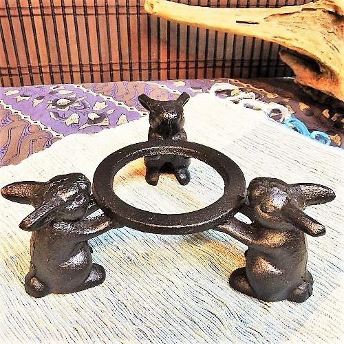 ウサギ 五徳 鉄製 三羽のうさぎ 敷台 可愛い 置物 和風 黒色 ブラック インテリア雑貨 | 