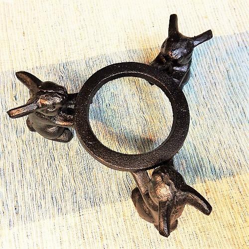 ウサギ 五徳 鉄製 三羽のうさぎ 敷台 可愛い 置物 和風 黒色 ブラック インテリア雑貨 |  | 01