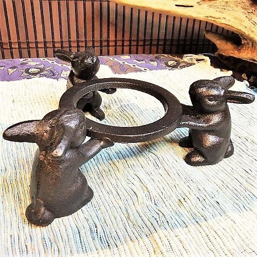 ウサギ 五徳 鉄製 三羽のうさぎ 敷台 可愛い 置物 和風 黒色 ブラック インテリア雑貨 |  | 02