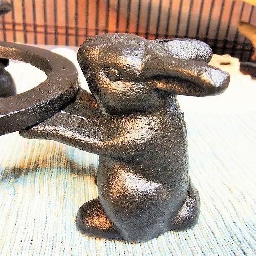 ウサギ 五徳 鉄製 三羽のうさぎ 敷台 可愛い 置物 和風 黒色 ブラック インテリア雑貨 |  | 03