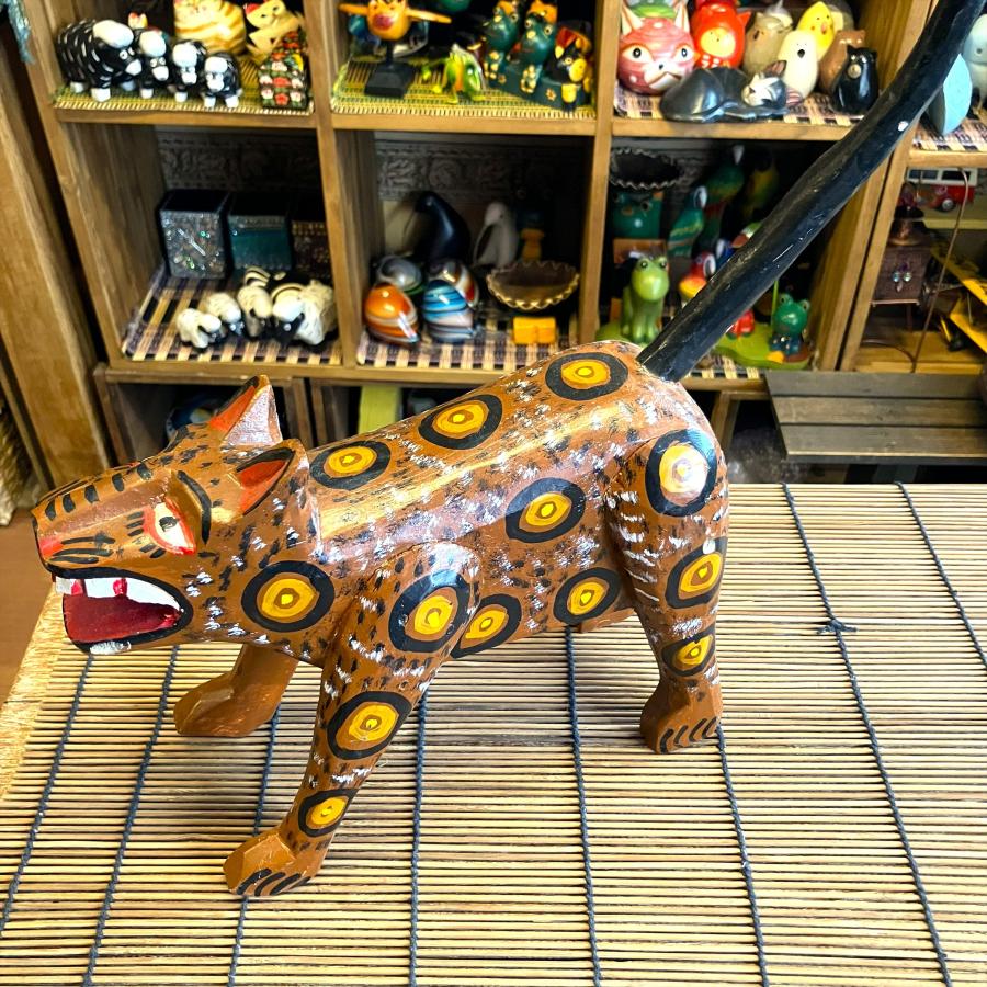 ネコ オブジェ 木彫り Ｌサイズ ブラウン 動物 置物 グァテマラ アニマル 大きめサイズ 木製 手作り 個性的 インテリアオブジェ |  | 10