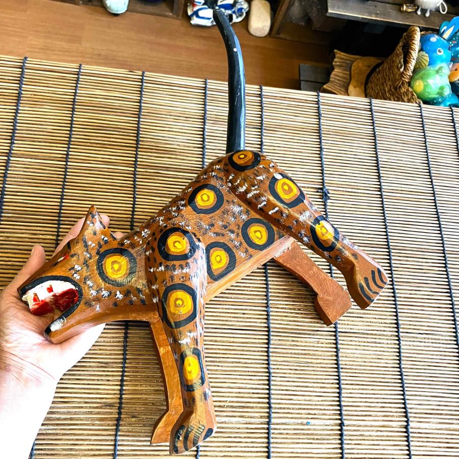 ネコ オブジェ 木彫り Ｌサイズ ブラウン 動物 置物 グァテマラ アニマル 大きめサイズ 木製 手作り 個性的 インテリアオブジェ |  | 13