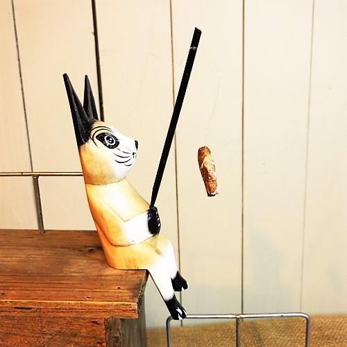 ネコ 置物 猫 オブジェ 木彫り 木製 釣りネコ ベージュ Sサイズ