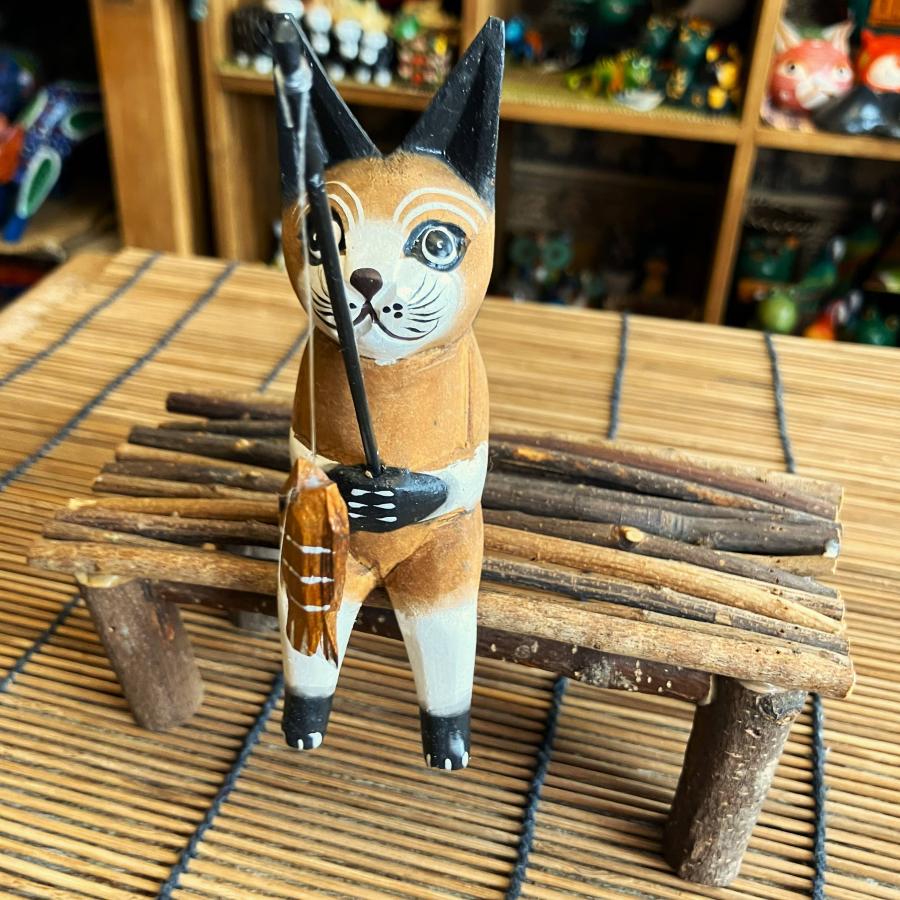 ネコ 置物 猫 オブジェ 木彫り 木製 釣りネコ ブラウン Sサイズ