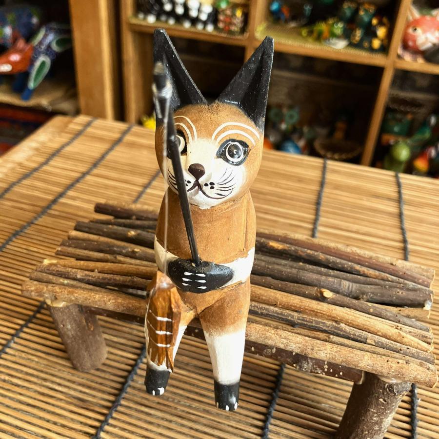 ネコ 置物 猫 オブジェ 木彫り 木製 釣りネコ ブラウン Sサイズ